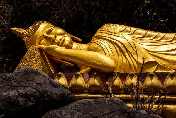 黄金の仏像 ルアンパバーンのワット — ストック写真