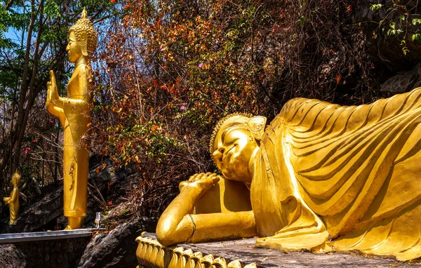 Χρυσό Άγαλμα Του Βούδα Στο Wat Phousi Στο Luang Prabang — Φωτογραφία Αρχείου