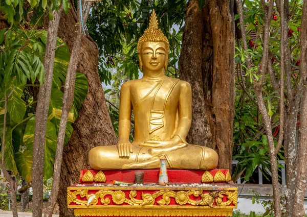 Статуя Золотого Будды Буддийском Храме Ват Хосиан Воровихане Луангпрабанге Лаос — стоковое фото