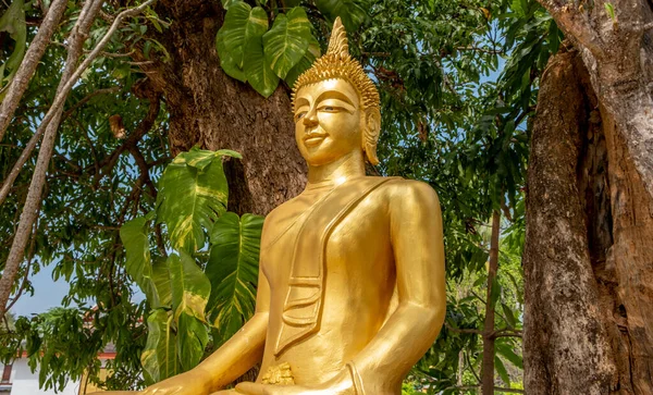 Χρυσό Άγαλμα Του Βούδα Στο Βουδιστικό Ναό Wat Hosian Voravihane — Φωτογραφία Αρχείου