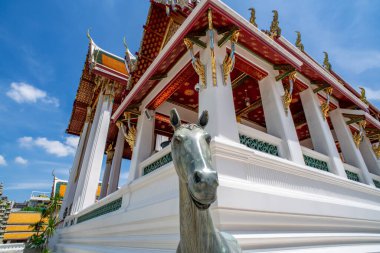 Bangkok 'taki Wat Suit Budist Tapınağı' ndaki at heykeli.