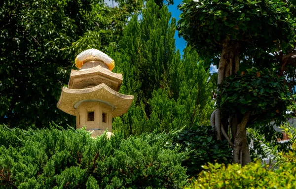 ランドマークの庭の小さな寺院バンコクのワット スートー仏教寺院 — ストック写真