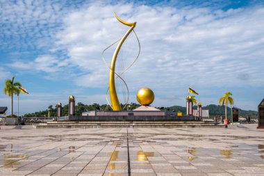 Bandar Seri Begawan, Brunei 'de halka açık bir alanda altın heykel