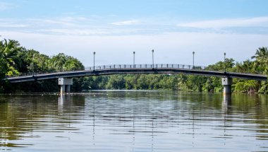 Bandar Seri Begawan yakınlarındaki Borneo adasındaki Brunei Nehri üzerindeki yaya köprüsü.