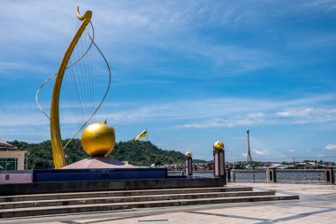 Bandar Seri Begawan, Brunei 'deki bir parkta altın heykel