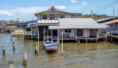 Brunei 'deki Kampong Ayer' deki Stilt binaları Brunei Nehri üzerinde.