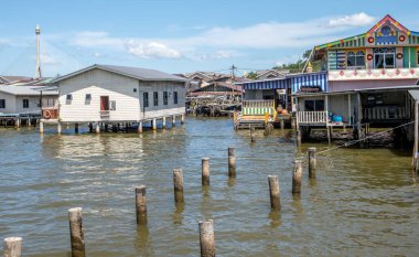 Brunei 'deki Kampong Ayer' deki Stilt binaları Brunei Nehri üzerinde.