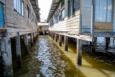 Brunei 'deki Kampong Ayer' deki Stilt binaları Brunei Nehri üzerinde.