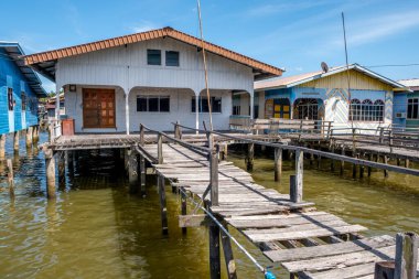 Brunei 'deki Kampong Ayer' deki Stilt binaları Brunei Nehri üzerinde.