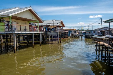 Brunei 'deki Kampong Ayer' deki Stilt binaları Brunei Nehri üzerinde.