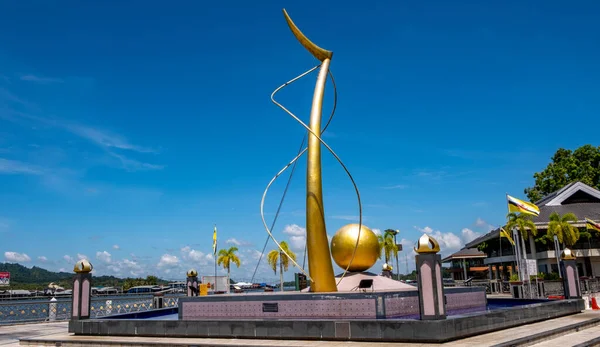 Bandar Seri Begawan, Brunei 'deki bir parkta altın heykel