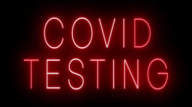 COVID TESTING için siyah bir arkaplan üzerinde parlayan yanıp sönen kırmızı retro tarzı neon tabela