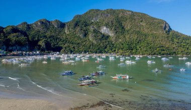 Filipinler 'in Palawan Adası' ndaki El Nido kasabasındaki limanda tekneler