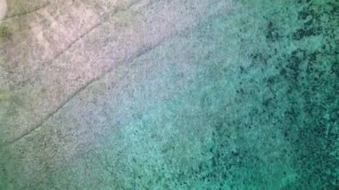 Filipinler 'deki tropik bir sahilde berrak su ve yumuşak dalgalar