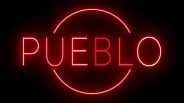 PUEBLO için siyah bir arkaplan üzerinde parlayan yanıp sönen kırmızı retro tarzı neon tabela