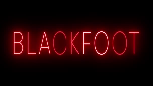 在Blackfoot黑色背景下闪烁着红色复古风格的霓虹灯标志 — 图库视频影像