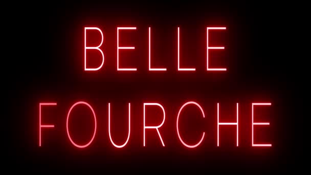 赤いレトロスタイルのネオンサインは Belle Fourcheの黒い背景に輝いています — ストック動画