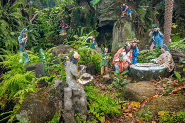 Taipei 'deki Dalongdan Baoan Budist Tapınağı' ndaki Zen bahçesindeki figürler.