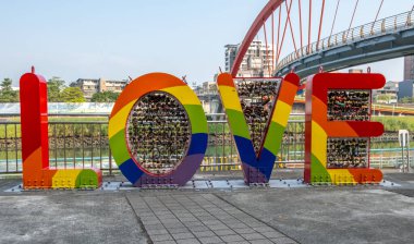 Gökkuşağı harfleri Taipei 'deki Keelung Nehri' ndeki patika boyunca aşkı heceliyor.
