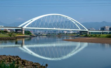 İkinci MacArthur Köprüsü Taipei şehir merkezindeki Keelung Nehri 'ni geçiyor.