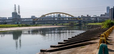 Keelung Nehri Taipei 'den geçiyor, Tayvan' da İkinci MacArthur Köprüsü ile