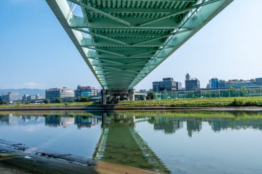 Taipei 'deki Keelung Nehri' ndeki İkinci MacArthur Köprüsü 'nün altında.