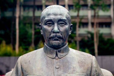 Taipei 'deki bir anma töreninde Dr. Sun Yat Sen' in büyük bronz heykeli.