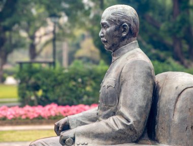 Taipei 'deki bir anma töreninde Dr. Sun Yat Sen' in büyük bronz heykeli.