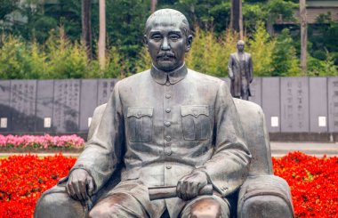 Taipei 'deki bir anma töreninde Dr. Sun Yat Sen' in büyük bronz heykeli.