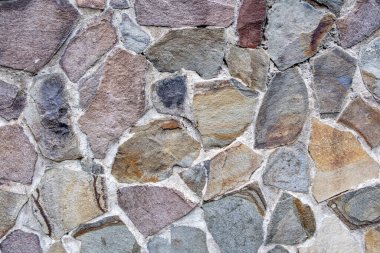 Tayvan 'da halka açık bir parktaki duvara havan topu atılmış çok renkli taşların yakın çekimi.