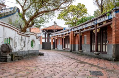 Taipei şehir merkezindeki Yuanshan Parkı 'ndaki eski ve terk edilmiş binalar.