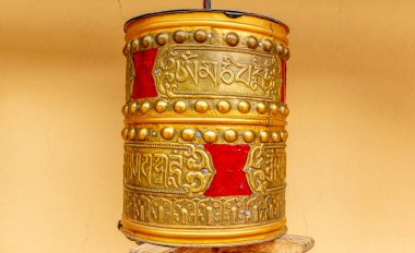 Kuzey Hindistan 'daki Nubra Vadisi' ndeki tarihi Diskit Budist Manastırı 'nda bronz dua çarkı.