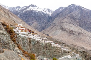 Hindistan 'ın kuzeyindeki Nubra Vadisi' ndeki Budist Manastırı 'nda tarihi Diskit. 