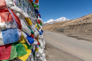 Hindistan Himalayalarında Khardung La Pass 'a giden dağ yolu.