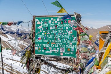 Hindistan Ulusal Otoyolu 'ndaki Fotula Geçidi' nin işareti 13.475 feet 'te.