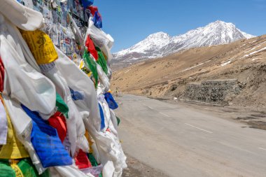 Hindistan Himalayalarında Khardung La Pass 'a giden dağ yolu.