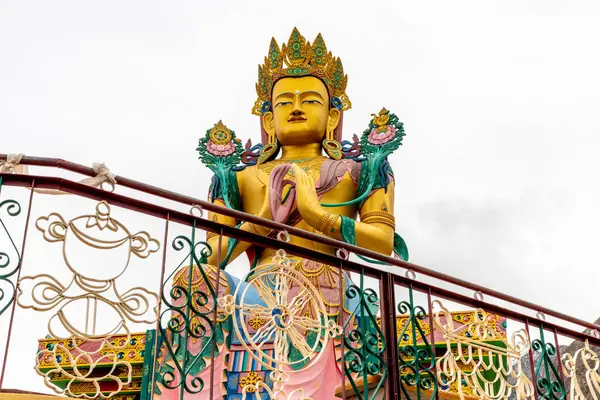 Groot Kleurrijk Boeddhabeeld Bij Het Historische Diskit Boeddhistische Klooster Nubra Stockafbeelding