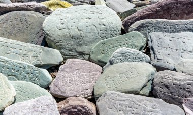 Kuzey Hindistan 'ın Ladakh bölgesindeki Lamayuru Budist Manastırı yakınlarında renkli oyulmuş taşlar.
