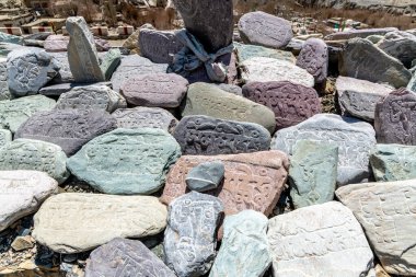 Kuzey Hindistan 'ın Ladakh bölgesindeki Lamayuru Budist Manastırı yakınlarında renkli oyulmuş taşlar.