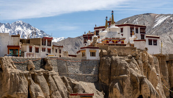 Исторический буддийский монастырь Ламаюру на высоте 11 520 футов над уровнем моря в индийских Гималаях, датируемый 11 веком