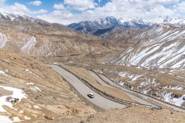 Hindistan Ulusal Otoyolu 1, Ladakh bölgesindeki Kargil ve Leh arasında Himalayalar 'dan geçiyor.