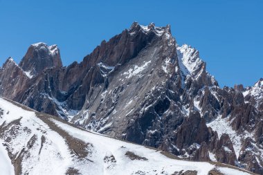 Hindistan 'ın kuzeyindeki Himalayalar' da Ladakh bölgesinde yüksek rakımlı dağlar.