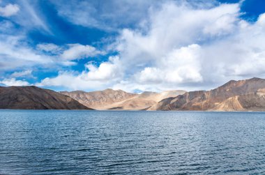 Pangong Gölü ve Himalaya Dağları 'nın mavi suları Hindistan ve Tibet arasındaki sınır boyunca, dünyanın en yüksek tuzlu su gölü 13.862 feet yüksekliğindedir.