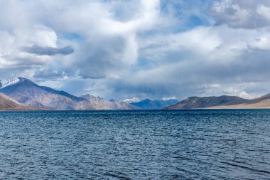 Pangong Gölü ve Himalaya Dağları 'nın mavi suları Hindistan ve Tibet arasındaki sınır boyunca, dünyanın en yüksek tuzlu su gölü 13.862 feet yüksekliğindedir.