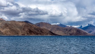 Pangong Gölü ve Himalaya Dağları 'nın mavi suları Hindistan ve Tibet arasındaki sınır boyunca, dünyanın en yüksek tuzlu su gölü 13.862 feet yüksekliğindedir.