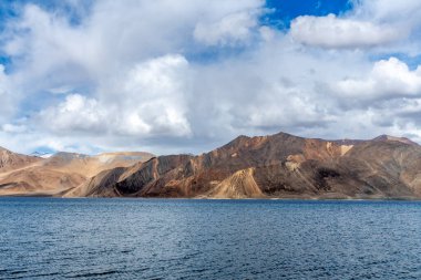 Pangong Gölü ve Himalaya Dağları 'nın mavi suları Hindistan ve Tibet arasındaki sınır boyunca, dünyanın en yüksek tuzlu su gölü 13.862 feet yüksekliğindedir.