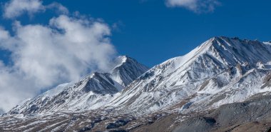 Himalayalar 'ın Karakoram Sıradağları' ndaki Massive Kangju Kangri Hindistan ile Tibet arasındaki sınırda 22.064 'lük bir yükseklikte.