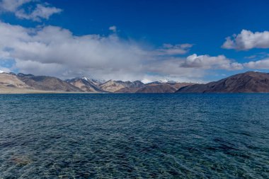 Hindistan ve Tibet sınırındaki Pangong Gölü 'nün pırıl pırıl berrak suları dünyanın en yüksek tuzlu su gölüdür.