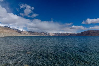 Hindistan ve Tibet sınırındaki Pangong Gölü 'nün pırıl pırıl berrak suları dünyanın en yüksek tuzlu su gölüdür.