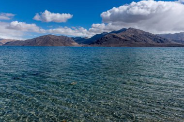 Hindistan ve Tibet sınırındaki Pangong Gölü 'nün pırıl pırıl berrak suları dünyanın en yüksek tuzlu su gölüdür.